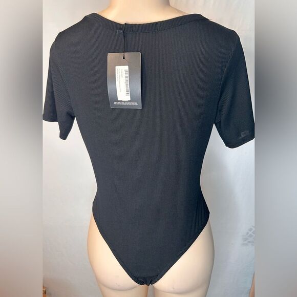 NWT PrettyLittleThing Plus Black Ribbed Plunge Short Sleeve Bodysuit Size 12 - Picture 3 of 15